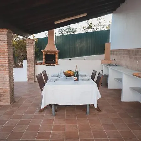 Villa Spacious Family With Private Pool Near Casa Palmeiras *