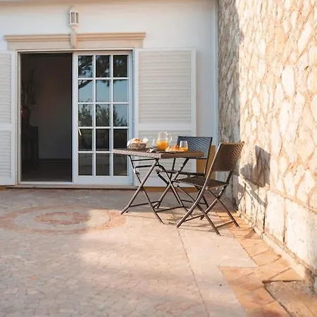 Spacious Family With Private Pool Near Casa Palmeiras Villa