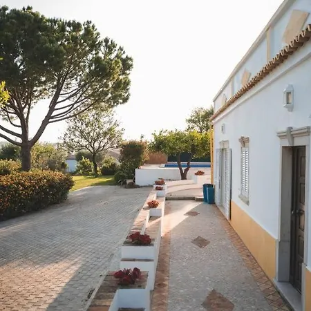 Spacious Family With Private Pool Near Casa Palmeiras
