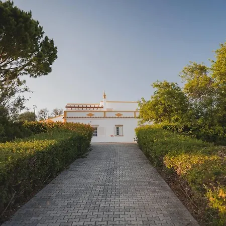 Spacious Family With Private Pool Near Casa Palmeiras *