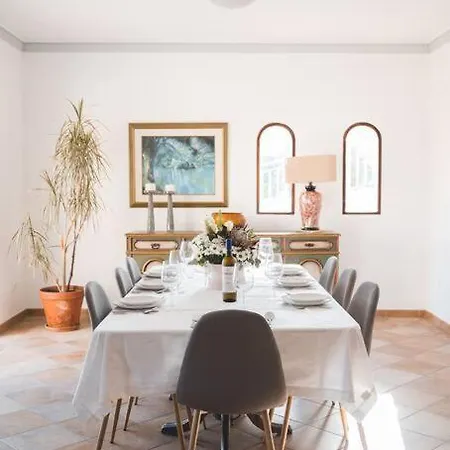 Spacious Family With Private Pool Near Casa Palmeiras
